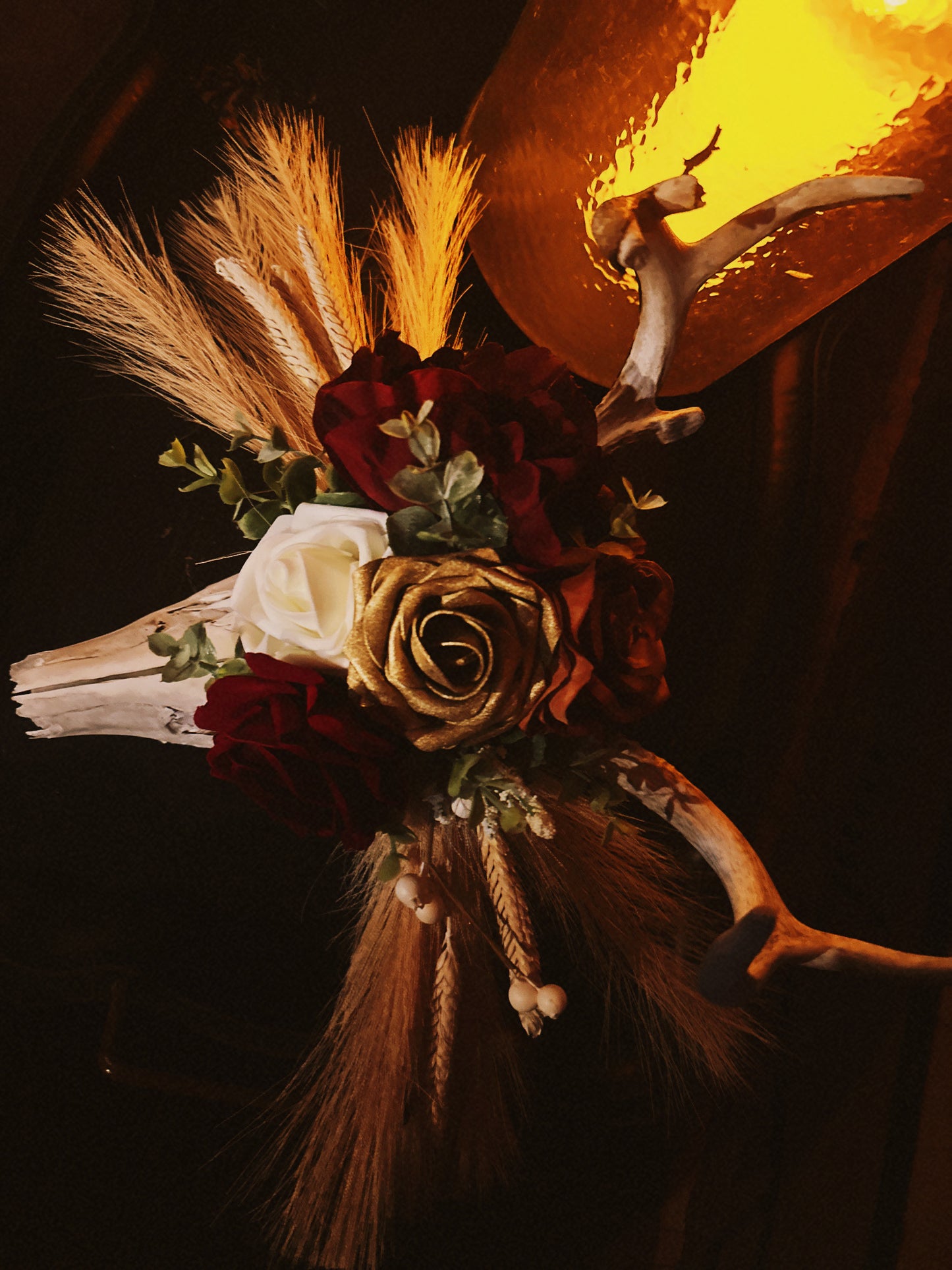 Floral Deer Skull Centerpiece – Rustic Wedding & Farmhouse Décor.